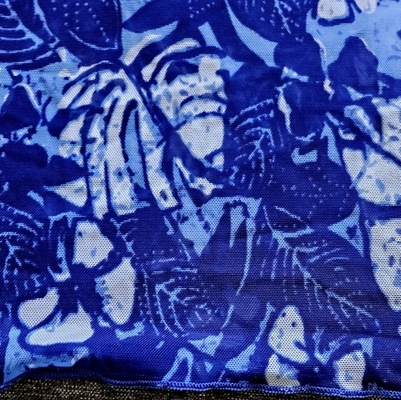 Blue & White Sarong - Picture 2 of 3